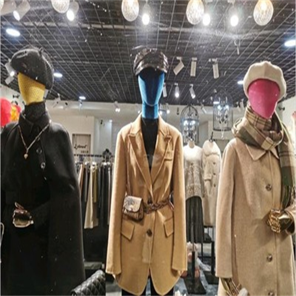 Mannequin à main doré féminin  - Body Jewelry Plus avis et prix