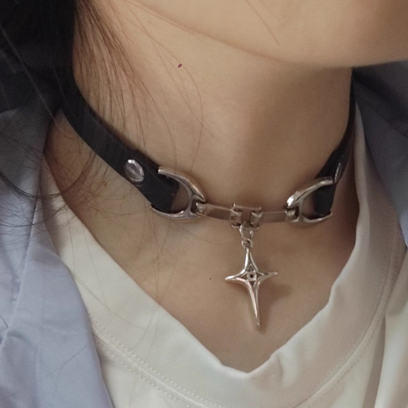 Collier Punk croix foncée Star - Body Jewelry Goth avis et prix