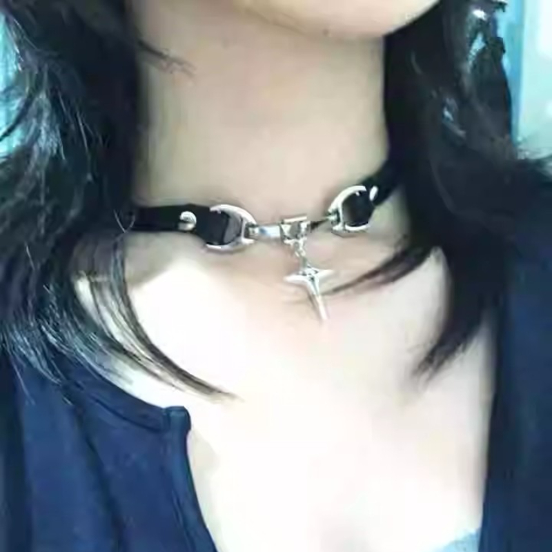 Collier Punk croix foncée Star - Body Jewelry Goth avis et prix